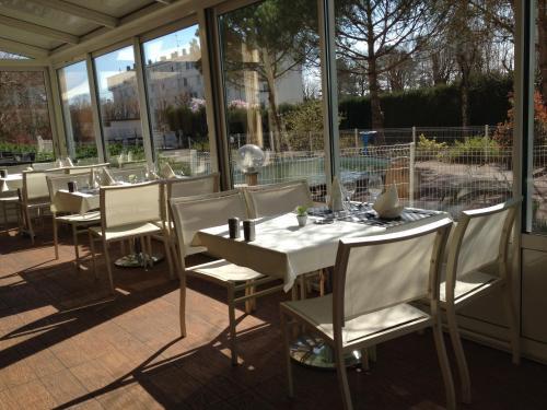 Готель Logis Les Charmilles Chalon-Sur-Saone Sud Lux Екстер'єр фото