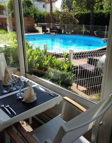 Готель Logis Les Charmilles Chalon-Sur-Saone Sud Lux Екстер'єр фото